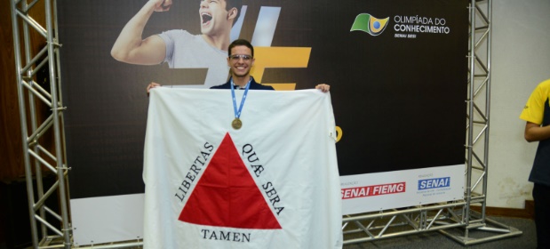 Nathan Pacífico comemora com a bandeira de Minas Gerais a vaga para disputar WorldSkills na Rússia / Foto: Fiemg